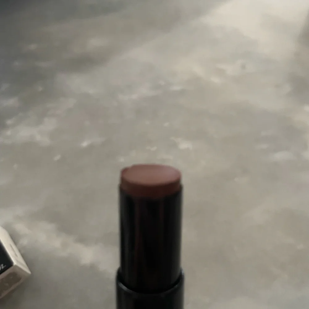 Marc Jacobs Beauty Accomplice Concealer & Touch-Up Stick DEEP 56